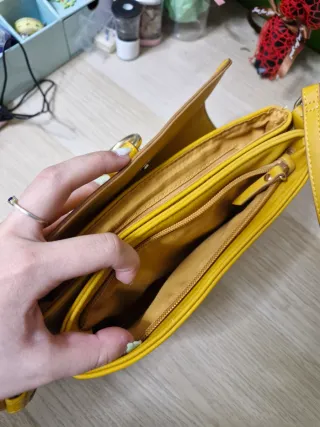 Bolso amarillo con dos bolsillos principales