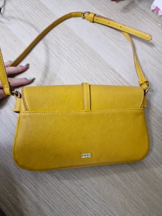 Bolso amarillo con dos bolsillos principales