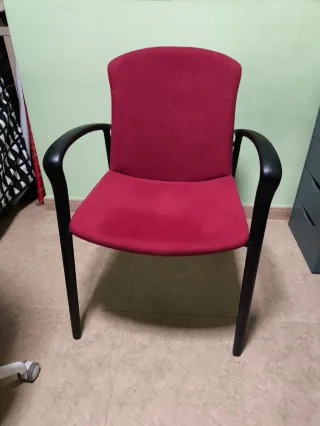 Silla de terciopelo roja y negra