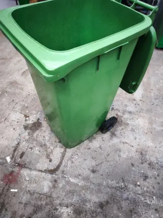 Contenedor  kliki de 240L con tapa y ruedas