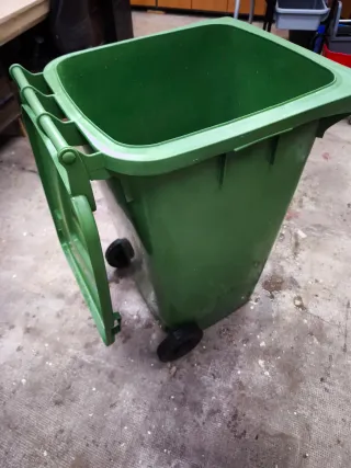 Contenedor  kliki de 240L con tapa y ruedas