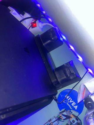 PS4 (PlayStation 4) Negra con Soporte y Mando