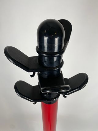 Appendiabiti da terra modernariato metallo rosso