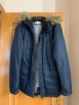 Parka azul marino con pelo en el cuello