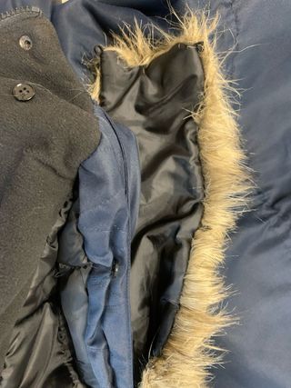 Parka azul marino con pelo en el cuello