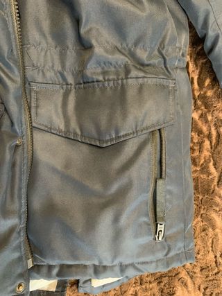 Parka azul marino con pelo en el cuello