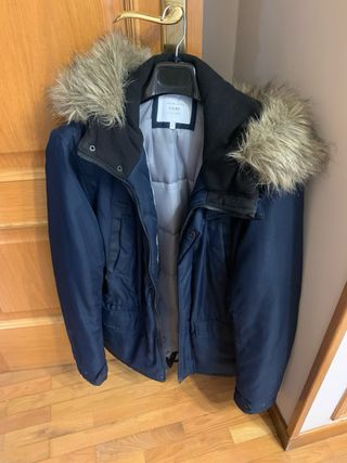 Parka azul marino con pelo en el cuello