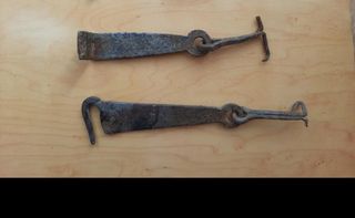 2 aldabillas antiguas de hierro forjado con gancho