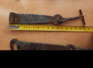 2 aldabillas antiguas de hierro forjado con gancho