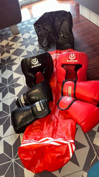 Kit Boxeo Guantes y Casco Rojo/Negro