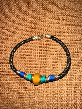 Pulsera trenzada marrón con cuentas