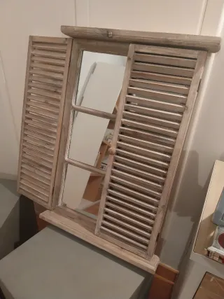 Specchio in legno stile finestra