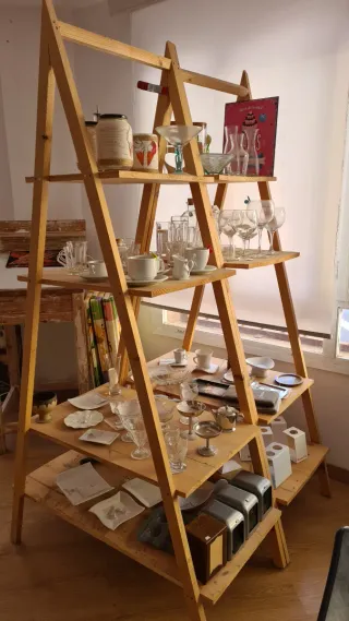 Estanterías de madera natural