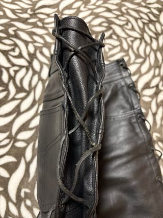 Pantalones de cuero con cordones