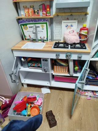 Cocinita de juguete con accesorios