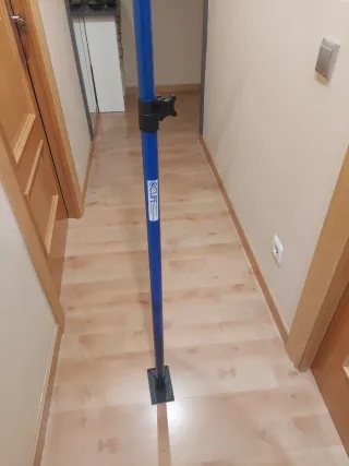 Puntal telescópico extensible