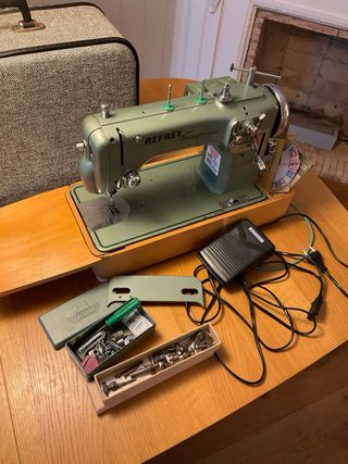 Máquina de coser Refrey Transforma 427