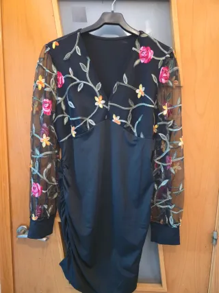 Vestido negro con mangas bordadas de flores