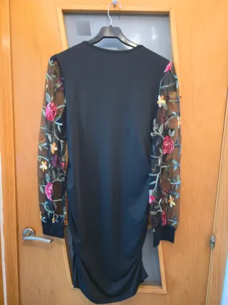 Vestido negro con mangas bordadas de flores
