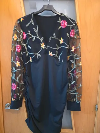 Vestido negro con mangas bordadas de flores