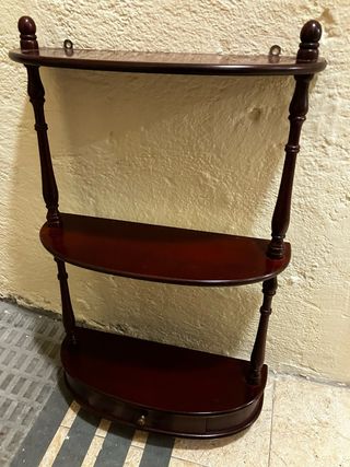 Estantería de caoba para colgar.