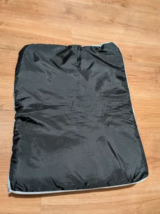 Cama para mascotas con borde.