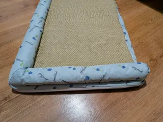 Cama para mascotas con borde.