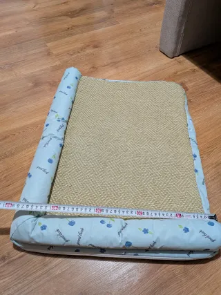 Cama para mascotas con borde.