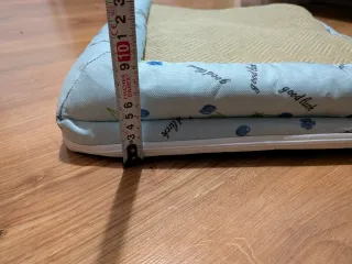 Cama para mascotas con borde.