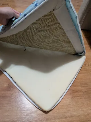 Cama para mascotas con borde.