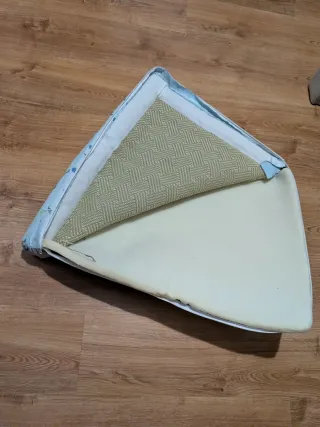 Cama para mascotas con borde.