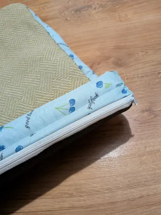 Cama para mascotas con borde.