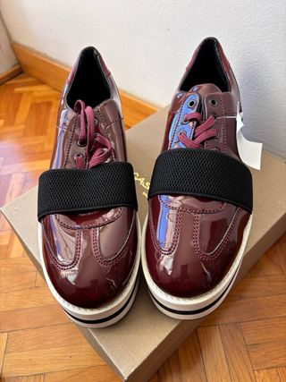 Preciosos zapatos de plataforma en color Burdeos