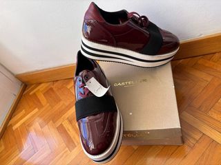 Preciosos zapatos de plataforma en color Burdeos