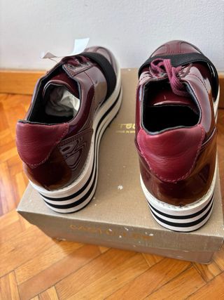 Preciosos zapatos de plataforma en color Burdeos