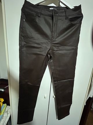 Pantalón efecto piel