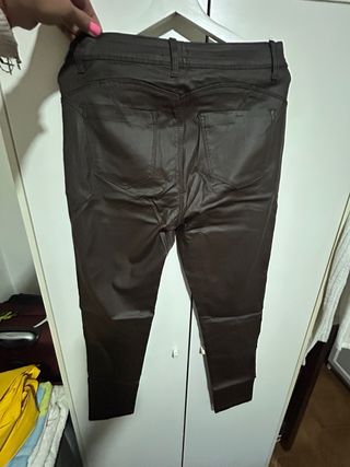 Pantalón efecto piel