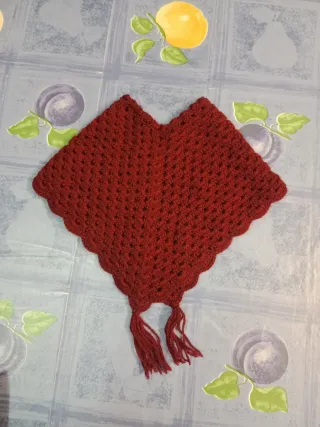 Poncho de niña tejido burdeos, talla pequeña