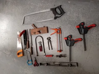 Set attrezzi: livella, pialla, morsetti, seghe