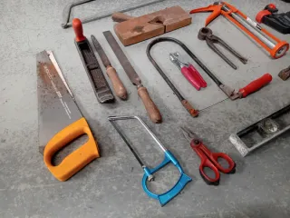 Set attrezzi: livella, pialla, morsetti, seghe
