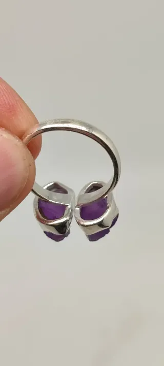 Anillo ajustable de plata y amatistas.