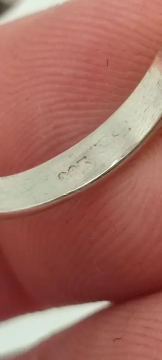 Anillo ajustable de plata y amatistas.