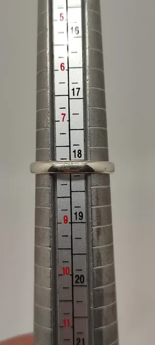 Anillo ajustable de plata y amatistas.