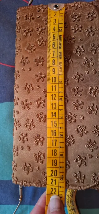 Pochette con ricamo corallini