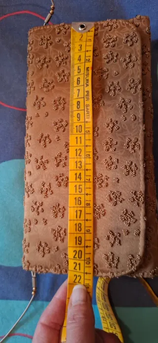 Pochette con ricamo corallini