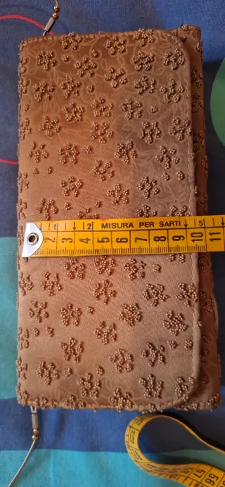 Pochette con ricamo corallini