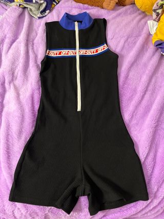 Mono corto negro con cremallera y logo