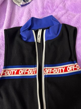 Mono corto negro con cremallera y logo