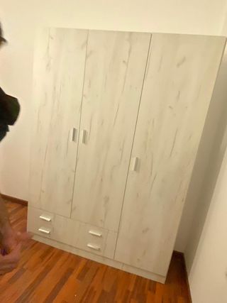 Armario de madera beige y marrón