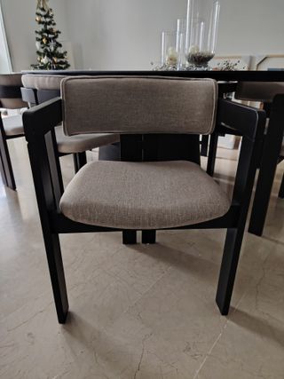 Silla de madera negra y tela gris